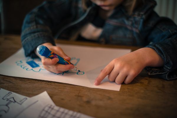 scuola bimbo che disegna scuola bimbo che disegna