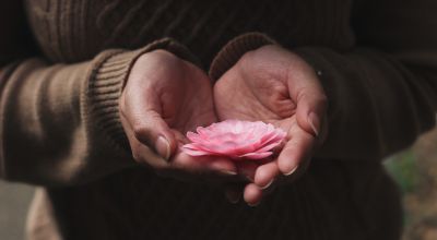 Politiche sociali - mani accoglienti